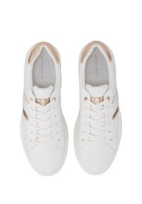 Białe sneakersy z gładką skórzaną powierzchnią, złotymi akcentami na obcasie i bocznych paskach oraz sznurowaniem z okrągłymi sznurówkami.