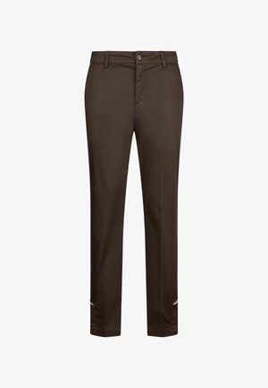 Pantaloni marroni aderenti con passanti per cintura, chiusura con bottoni e cuciture sottili visibili vicino all'orlo delle caviglie.