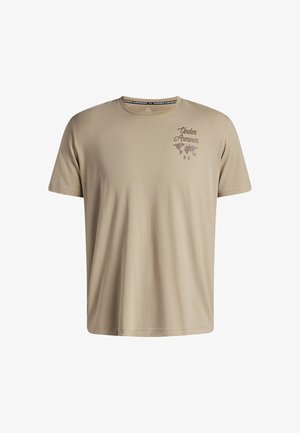 Beež lühikeste varrukatega T-särk, mis on valmistatud pehmest kangast, millel on esiosas diskreetne pruun "Under Armour" logo koos maailmakaardi graafikaga.