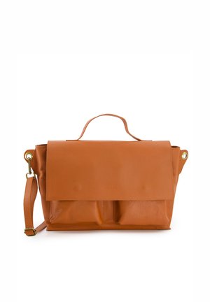 Sac messager en cuir tan avec fermeture à rabat, poignée supérieure et bandoulière amovible. Dispose de deux poches avant et d'accents en métal doré.