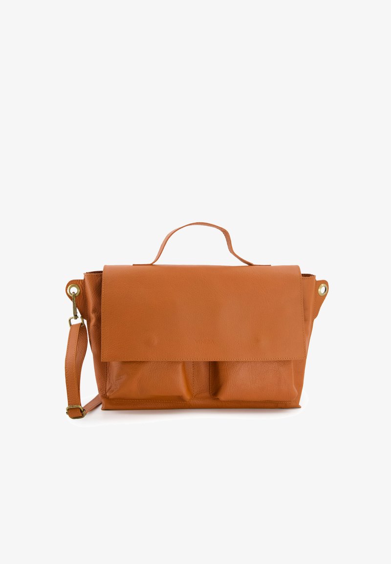 Sac messager en cuir tan avec fermeture à rabat, poignée supérieure et bandoulière amovible. Dispose de deux poches avant et d'accents en métal doré.