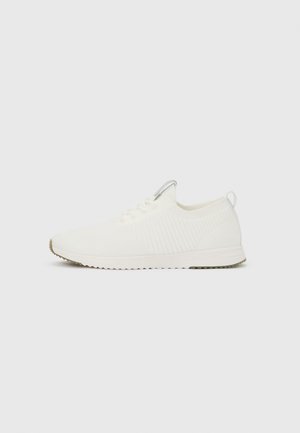 Weißer Sneaker in niedriger Ausführung mit gestricktem Obermaterial, Schnürdesign, Zuglasche an der Ferse und profilierter Sohle für besseren Grip.