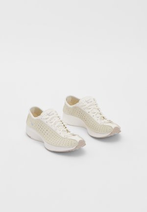 AIR SUPERFLY - Baskets basses - coconut milk/metallic silver-coloured/sail/classic stone/cobalt tint