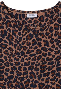 Chemise marron avec un motif léopard noir et marron foncé et un col rond avec une étiquette blanche portant l'inscription "CECIL" au niveau du col arrière.