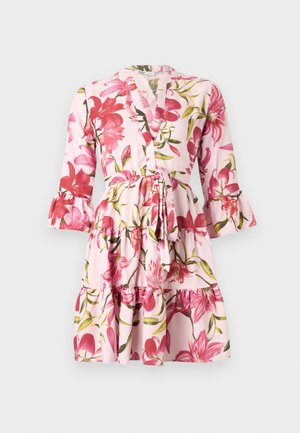 Rózsaszín virágos térdig érő ruha háromnegyedes harang alakú ujjakkal, réteges szoknyával, V-nyakkivágással és a derékon hozzáillő anyagú övvel.