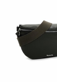 Grön läder crossbody-väska med texturerad yta, grå rem, silverfärgad dragkedja och logotypdetalj längst ner. Rund, kompakt form.