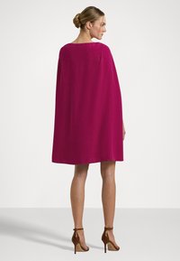 Lauren Ralph Lauren CAPE GEORGETTE COCKTAIL DRESS - Kokteilinė suknelė / vakarėlių suknelė - fuchsia berry