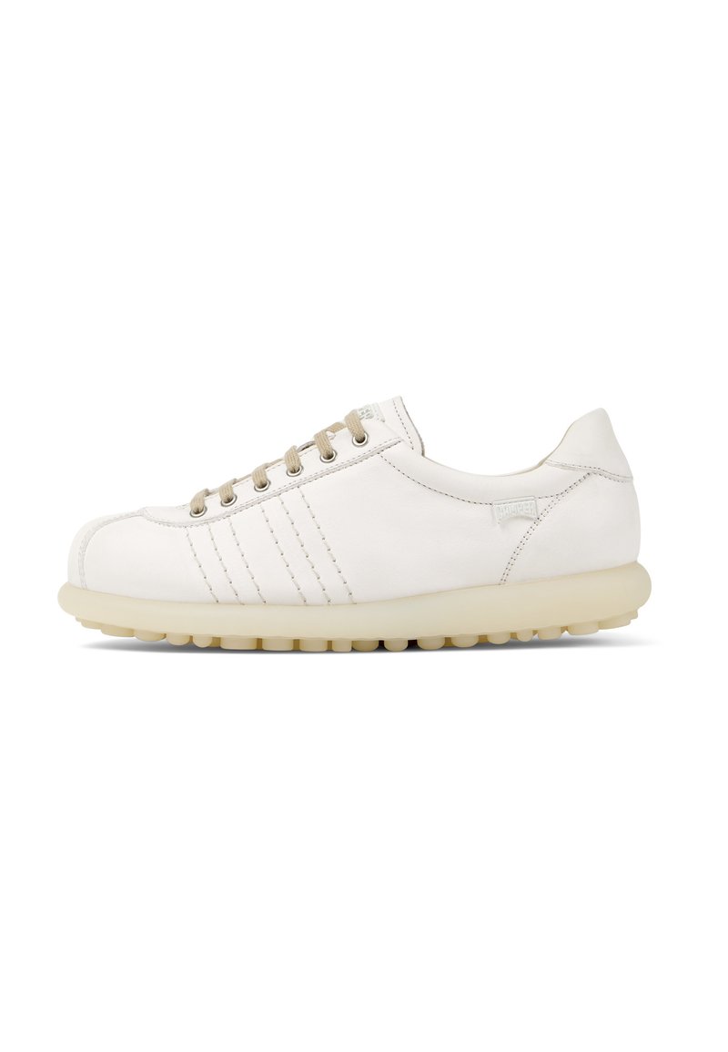 Sneaker in pelle bianca con punta arrotondata, lacci beige e tre strisce cucite di lato. Presenta una suola in gomma beige chiaro.