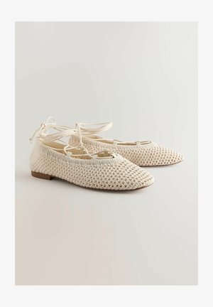 Kootud balletikingad kreemjas värvivas, terava ninaga, madala kontsaga ja pahkluusi sidemetega. Ülemine osa on tekstuuriga, kudumisega sarnane disain.