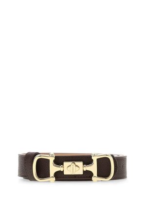Ceinture en cuir marron foncé avec une finition texturée et une boucle dorée avec un détail de serrure central gravé au nom de la marque Guess.