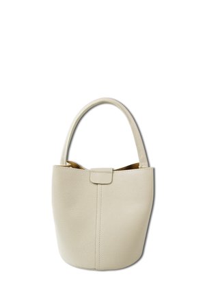 Sac à main rond en cuir couleur crème avec une surface texturée, de courtes poignées et un fermoir à rabat ; l'intérieur est doublé de brun clair.