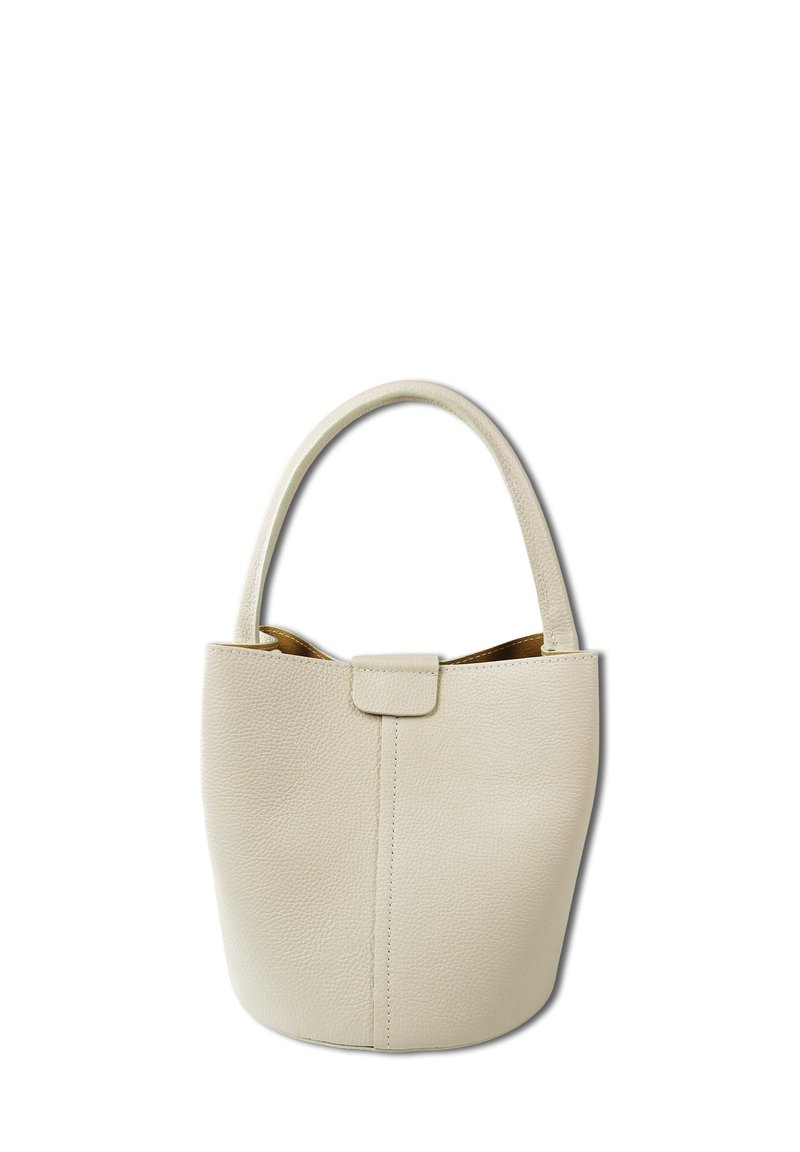 Sac à main rond en cuir couleur crème avec une surface texturée, de courtes poignées et un fermoir à rabat ; l'intérieur est doublé de brun clair.