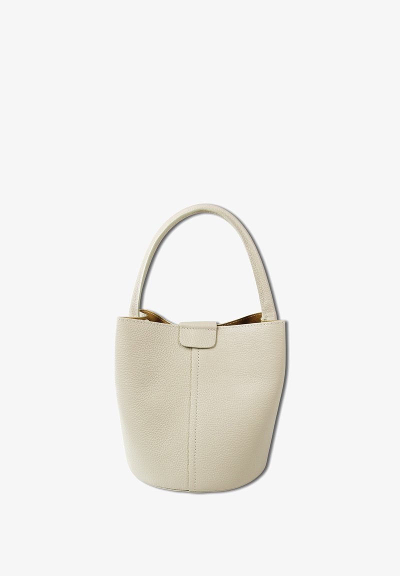 Ronde, creamkleurige leren handtas met een gestructureerd oppervlak, korte handvatten en een flapsluiting; de binnenkant heeft een lichtbruine voering.