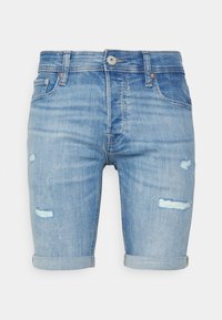 Pantalones cortos de mezclilla azul claro con un diseño ajustado, que cuentan con detalles desgastados, puños doblados y un cierre estándar de botón y cremallera.