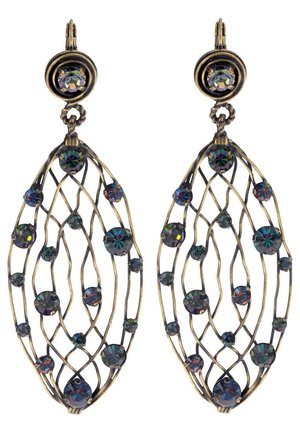Paire de boucles d’oreilles ovales en fil doré avec plusieurs petites pierres rondes foncées et irisées, disposées le long du motif ajouré.