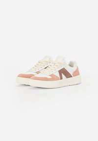 Sneakers met een bovenwerk van wit leer, lichtroze en bruine suède accenten, ronde neus, platte zool en beige veters. Gehayde details aan de zijkanten.