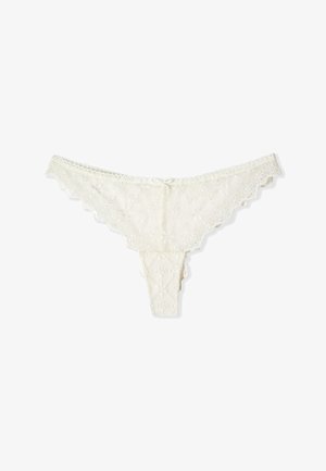 Tanga bordado con encaje blanco floral, con bordes festoneados y un pequeño lazo frontal.