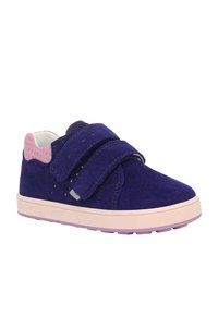 Sneakers in suede viola con doppie cinghie in velcro, dettagli rosa sul tallone e una suola in gomma rosa testurizzata. Presentano un design perforato.