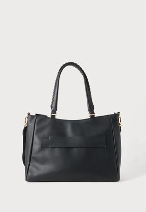 Bolso de mano rectangular negro con asas trenzadas, herrajes dorados y una correa horizontal externa en material de cuero liso.