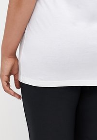 Calvin Klein Jeans PLUS EMBRO BADGE REGULAR TEE - Lihtne T-särk - bright white