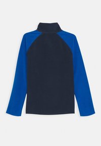 Camicia a maniche lunghe con corpo blu navy e maniche raglan blu a contrasto, colletto alla coreana, texture liscia e dettagli cuciti.