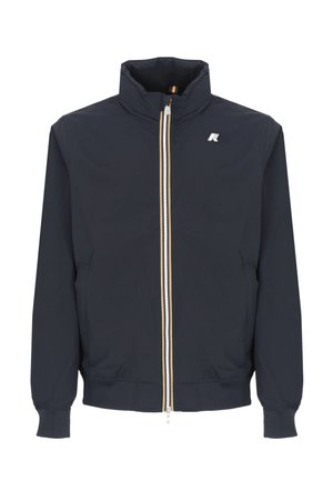 Giacca a vento navy con colletto alto, chiusura con zip, polsini elasticizzati e un piccolo logo sul petto. Presenta tasche laterali e una texture liscia.