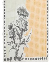 Kwiatowy szalik z lekkiego materiału z nadrukiem natury. Zawiera wzór ostu na czarnym tle, pomarańczowym tle oraz kropkowanej czarnej bordzie.