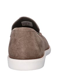 Braune Wildleder-Slipper mit weißer Gummisohle, mit minimaler Naht und einem abgerundeten Rückendesign.