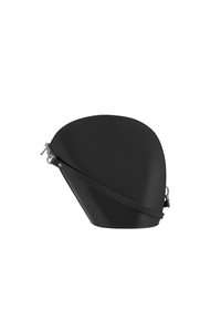 Bolso de cuero negro con una forma asimétrica única, correa ajustable y cierre de cremallera. Textura suave y diseño minimalista.