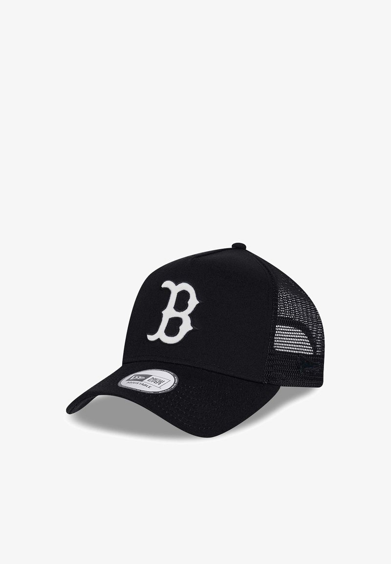 Schwarze Kappe mit einem Netzrücken, gebogenem Schirm und einem weißen "B"-Logo auf der Vorderseite. Verfügt über einen verstellbaren Snapback-Verschluss.