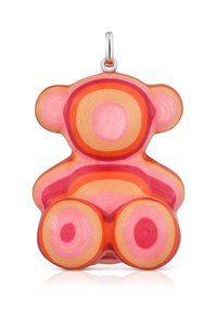 Ciondolo colorato a forma di orso realizzato con materiali stratificati, caratterizzato da cerchi concentrici nei toni del rosa, arancione e rosso, con un anello di attacco in argento.