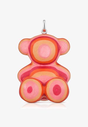 Bunter anhänger in Bärenform aus geschichteten Materialien mit konzentrischen Kreisen in Rosa-, Orange- und Rottönen sowie einer silbernen Befestigungsschlaufe.