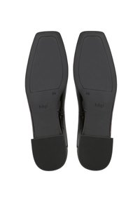 Sole in pelle verniciata nera con design piatto. Tacchi in gomma testurizzata, con logo impresso e indicazioni di taglia sulla soletta interna.