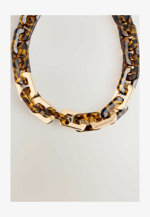 Colier din acril transparent cu un model de țestoasă și accesorii de tip aurie. Prezintă inele grosiere și o textură fină.