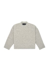 Grau gestrickter Pullover mit Rundhalsausschnitt, langen Ärmeln und gerippten Säumen. Verfügt über ein kleines weißes Logo auf der unteren rechten Seite.