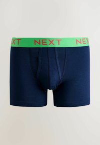 Tmavě modré boxerky se zeleným pasem s červeným nápisem "NEXT". Měkký materiál, přiléhavý střih a přední kapsa.