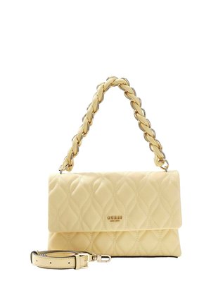 Sac à épaule matelassé couleur crème avec bandoulière tressée et bandoulière longue amovible, avec petit logo Guess doré sur le rabat avant.