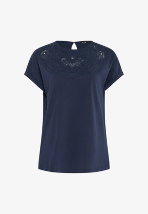 Donkerblauw dameshemd met korte mouwen, met bloemenopengewerkte borduursels over de borst en een keyhole-knopsluiting aan de achterkant.