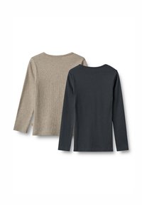 Deux t-shirts à manches longues, un beige avec une texture lisse, l'autre gris foncé, tous deux dotés d'un col rond et d'un design minimaliste.