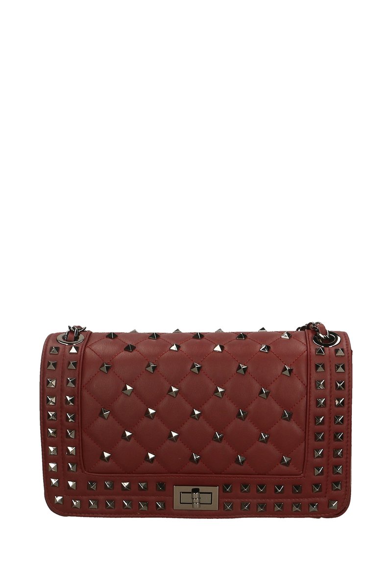Borsa a tracolla in pelle rossa trapuntata, adornata con borchie color argento, di forma rettangolare e con chiusura metallica. Manico a catena per il trasporto.