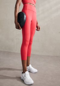 Girlfriend Collective - COMPRESSIVE HIGH RISE LEGGING 7/8 - Tajice - cherry Minijatura 1