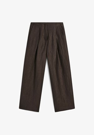 Dunkelbraune Hosen aus strukturiertem Stoff mit weitem Bein, gefälteltem Vorderteil und seitlichen Taschen für eine definierte Silhouette.