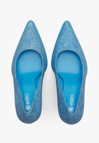 Modré boty na špičatém podpatku s denimovou texturou, vybavené hladkými modrými stélkami a značkováním. Uzavřený design s elegantním siluetou.