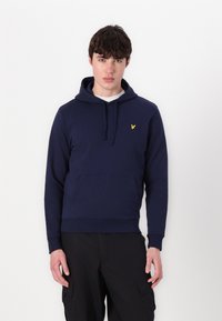 Felpa blu navy in tessuto morbido, con tasca frontale, cappuccio regolabile con coulisse e un piccolo logo giallo sul petto.