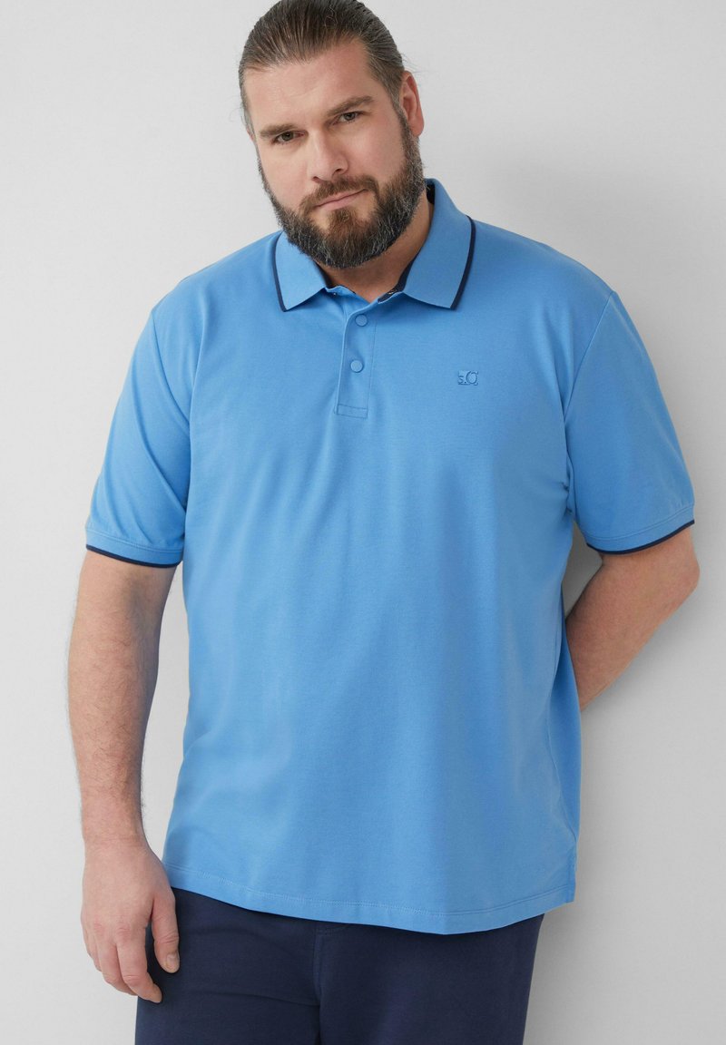 Lichtblauw poloshirt met een twee-knopen sluiting, contrasterende donkere kraagafwerking, korte mouwen en geborduurd logo op de linkerkant van de borst.