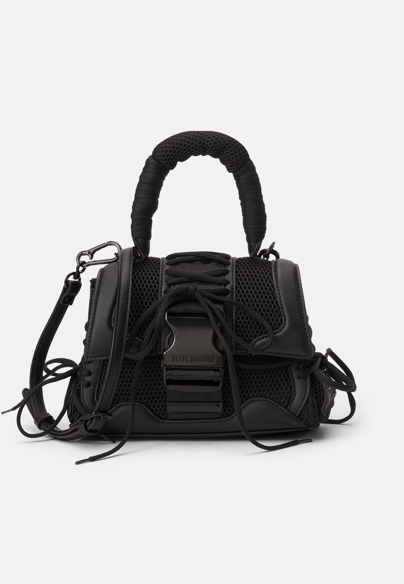 Bolsa preta com um exterior em rede, alça trançada e cordões decorativos. Inclui uma alça destacável e acabamentos em hardware de cor contrastante.
