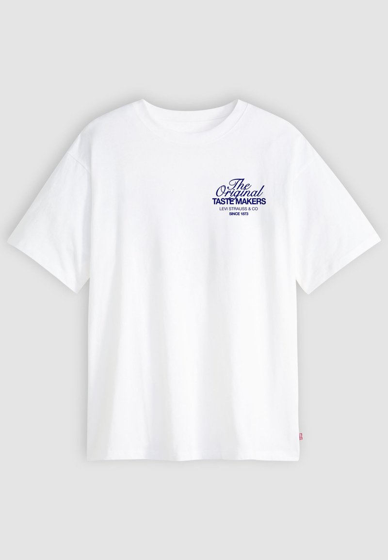 Maglietta bianca a maniche corte con scritta blu "The Original Taste Makers Levi Strauss & Co Since 1873" sul petto sinistro.
