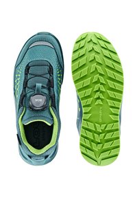 Scarpa da trekking turchese con suola e interno verde lime, dotata di chiusura a rotella Boa e battistrada a motivo per una migliore aderenza.