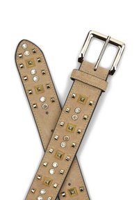 Beige suède riem met zilveren en gouden studs, heldere rhinestones en een rechthoekige metalen gesp. Textuur oppervlak met decoratieve accenten.