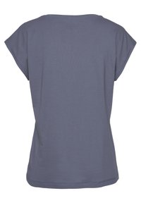 Kortärmad, blågrå t-shirt gjord av mjukt tyg. Har en rundad halsringning och rak skärning, utan synliga mönster eller detaljer.